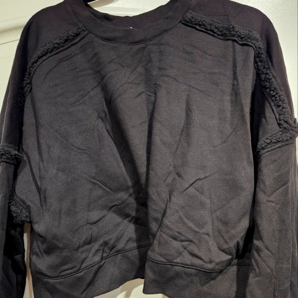Alo Yoga City, Black, Long Sleeve Crop Top Workout Sweater Shirt Size Large - Picture 2 of 5